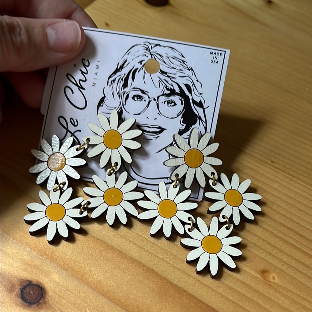 Le Chic Daisy Earrings
